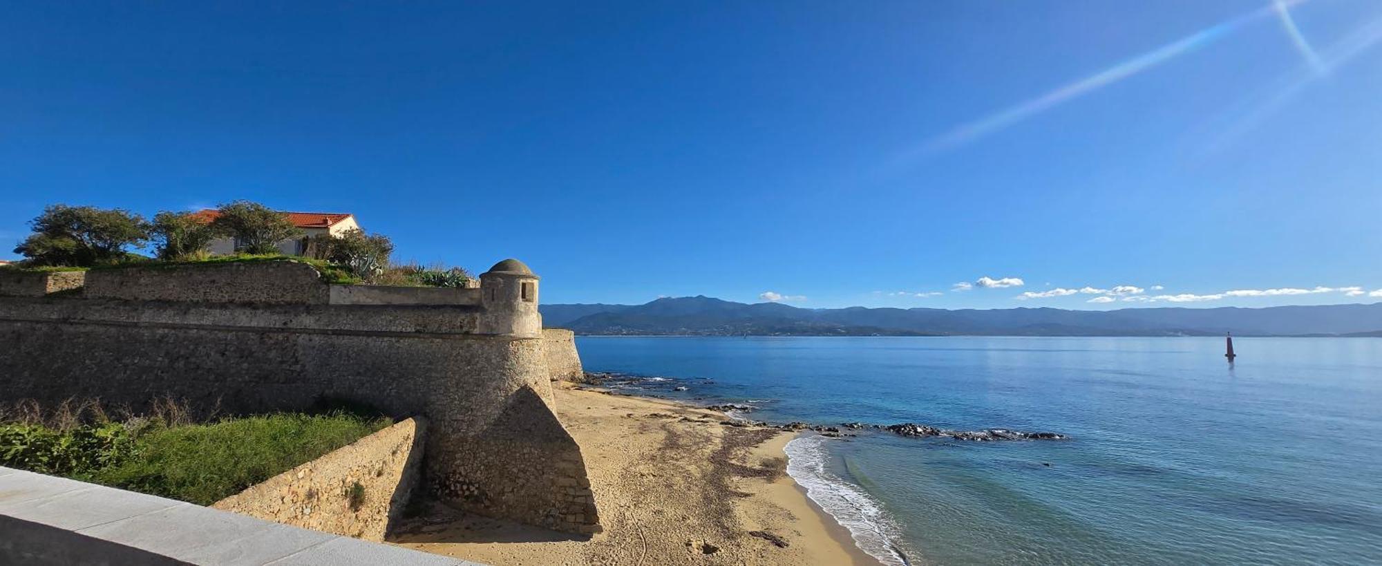 Superbe T2, Vieux Port, Hyper Centre Ajaccio *